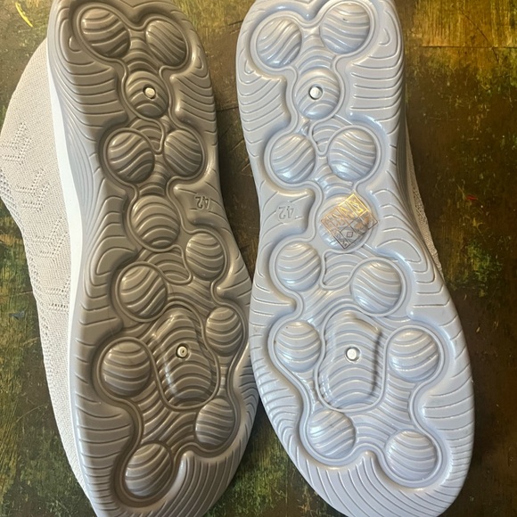 Light Grey Slip On Size 9.5 - Picture 2 of 3